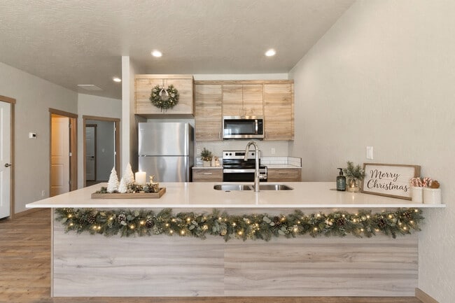 Building Photo - Majestic Villas