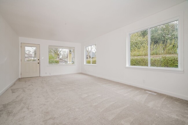 Foto del edificio - Modern Comfort Meets Burien Charm – Remode...