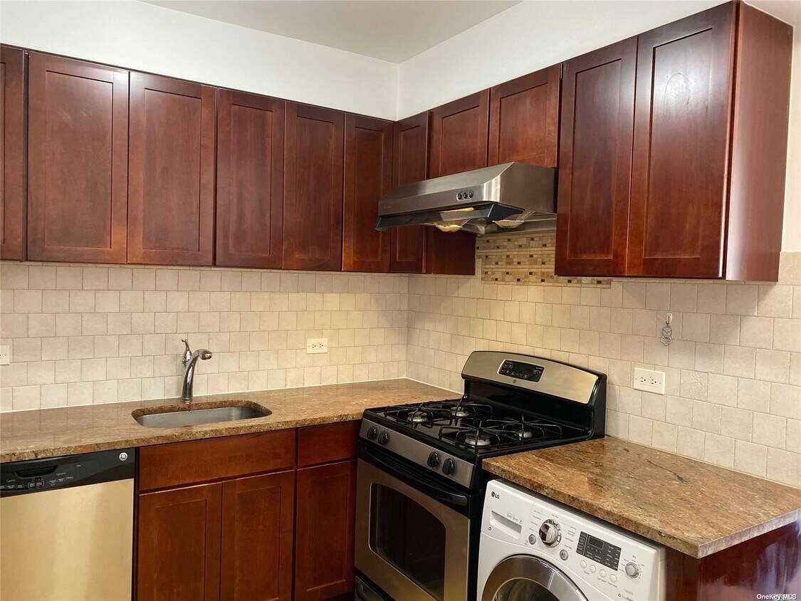 Foto principal - 71-33 162nd St