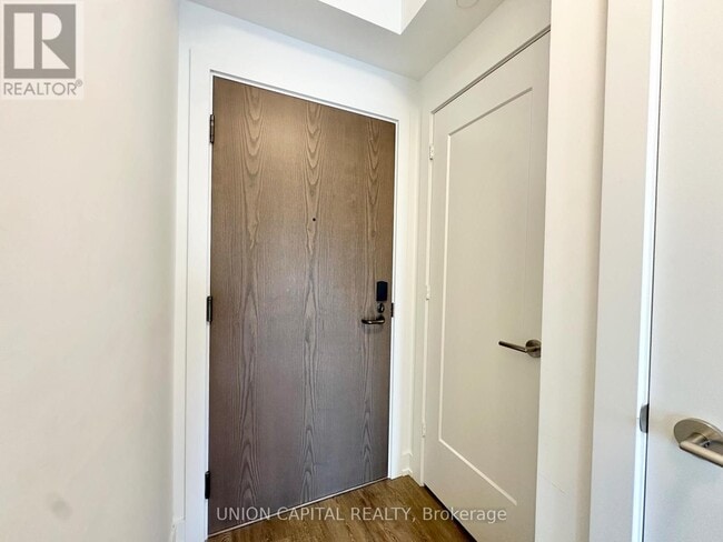 Building Photo - 30 Inn On The Pk Dr