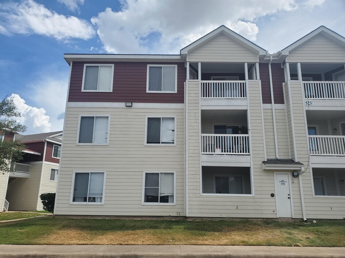 523 Southwest Pkwy, College Station, TX 77840 Townhouse for Rent in