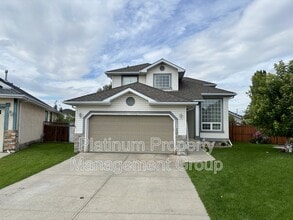 Building Photo - 123 Douglasview Bay SE