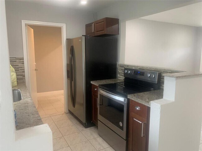 Foto del edificio - 2761 NW 69th Ave