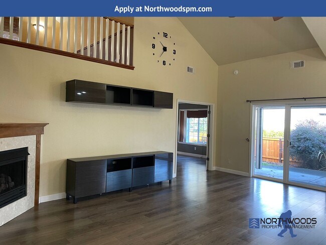 Foto del edificio - Lots of Room- 3 Bedroom 2 Bath Home with B...
