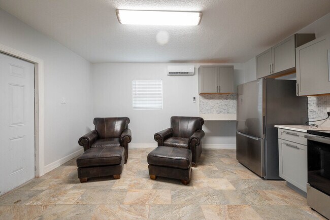 Building Photo - 4810 Shoshone St