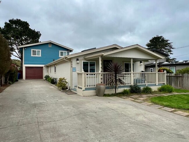 Building Photo - Lovely 3 bedroom 2 bathroom home with larg...