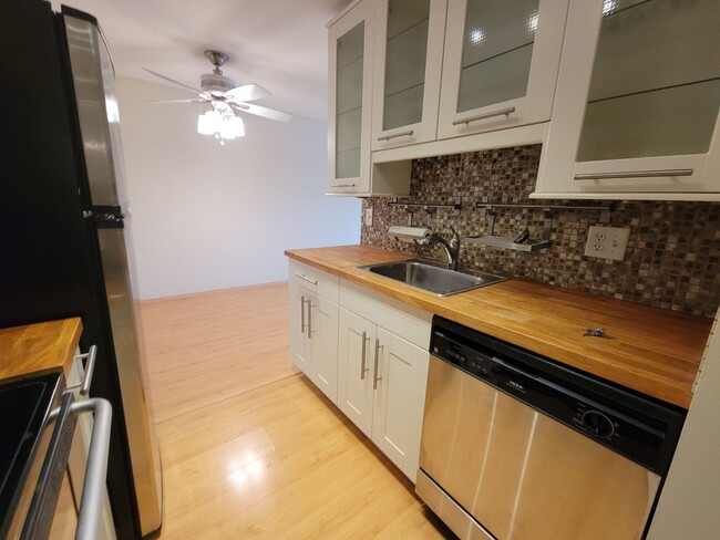 Foto del edificio - Newly Updated 1 Br/1 Ba Condo w/Hdwd Flrs,...