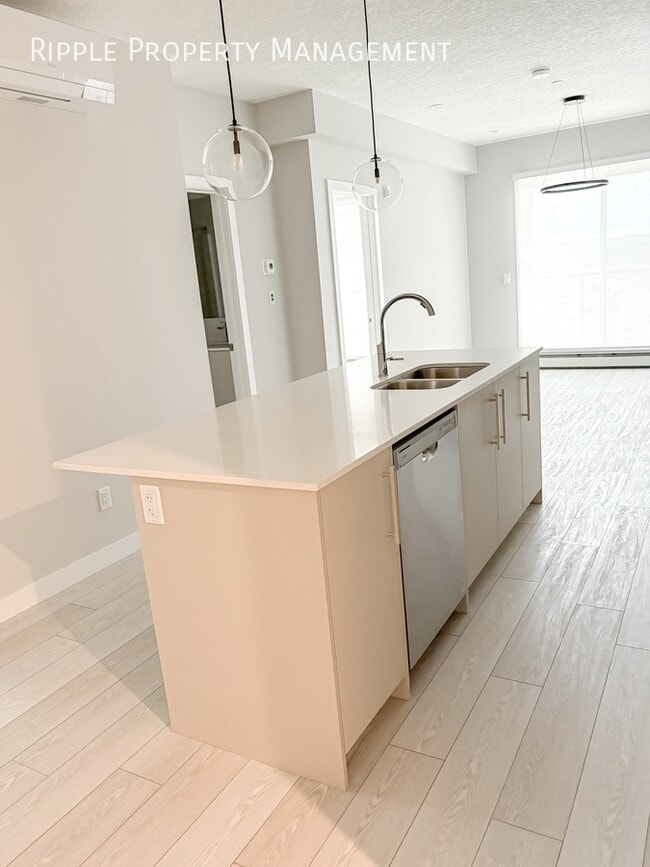 Building Photo - COMING SOON! INCREDIBLE 3 BEDS\2 BATHS CONDO