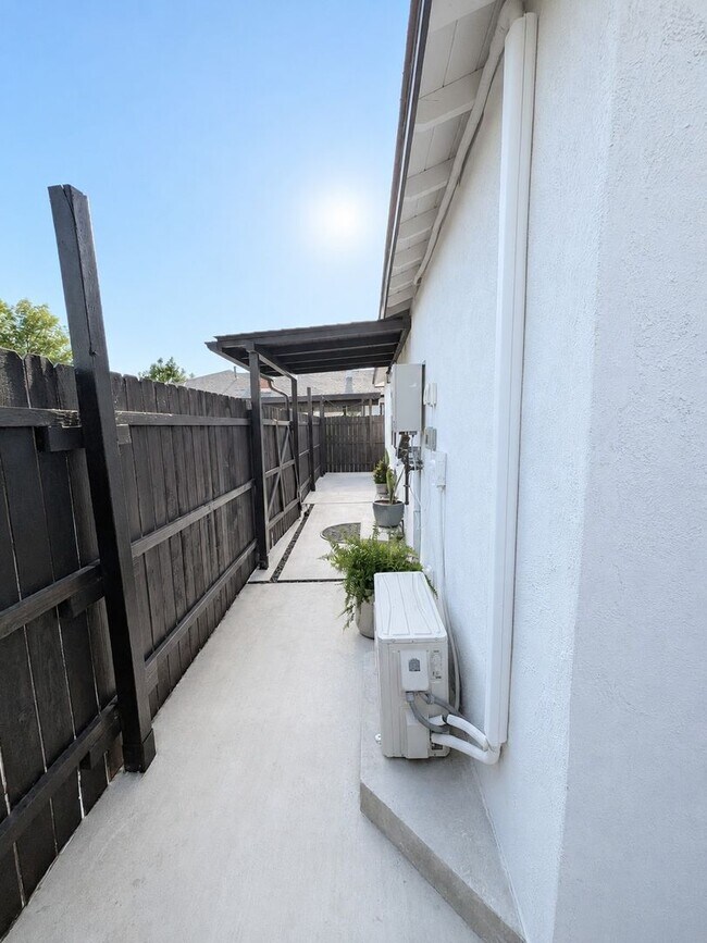 Foto del edificio - NEW UNIT! Be the First to Live in This Brand-New Fully Furnished ADU