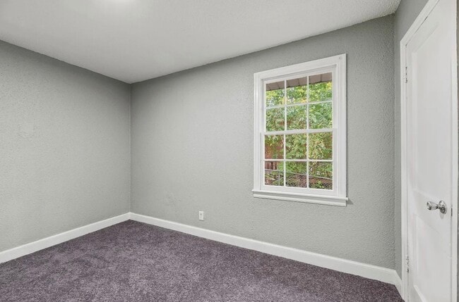 Building Photo - 1829 River Dr