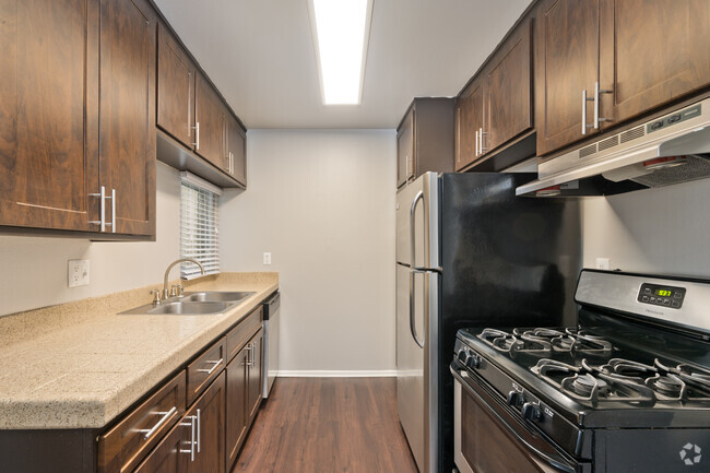 1BR, 1BA - 820SF - Kitchen - Kendallwood Apartments