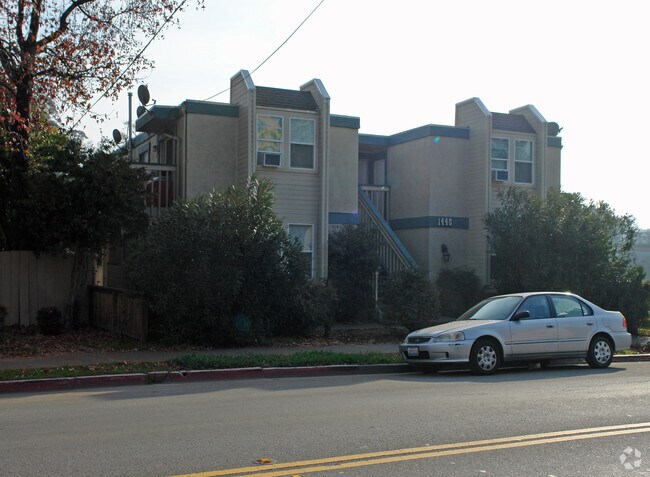 Building Photo - 1440 Lincoln Ave
