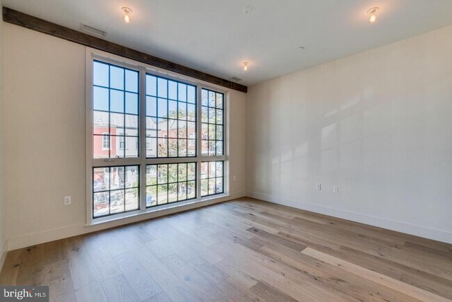 Foto del edificio - 774 Girard St NW