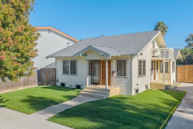 Building Photo - 744 Gladys Ave