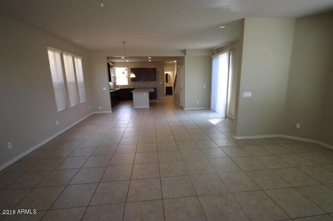 Building Photo - 5627 W Huntington Dr