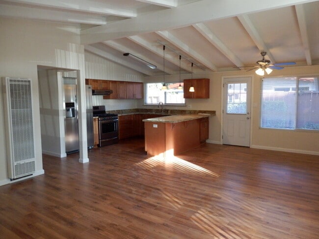 Building Photo - Sunnyvale, 3 bedroom, 2 bath, ready for mo...