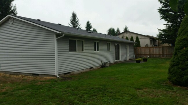 Foto del edificio - Ranch Style Living! Large Fenced Back Yard...