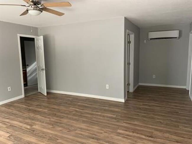 Building Photo - Welcome to this charming 3-bedroom, 1-bathroom apartment located in the heart of Leesburg, Florida!