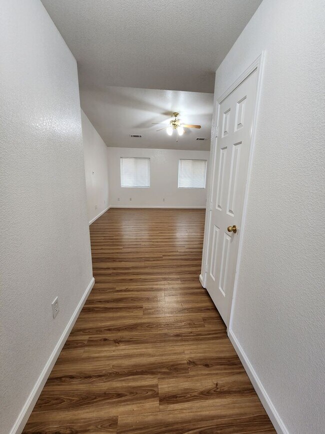 Building Photo - New Rent Special! Don't miss out! This hom...