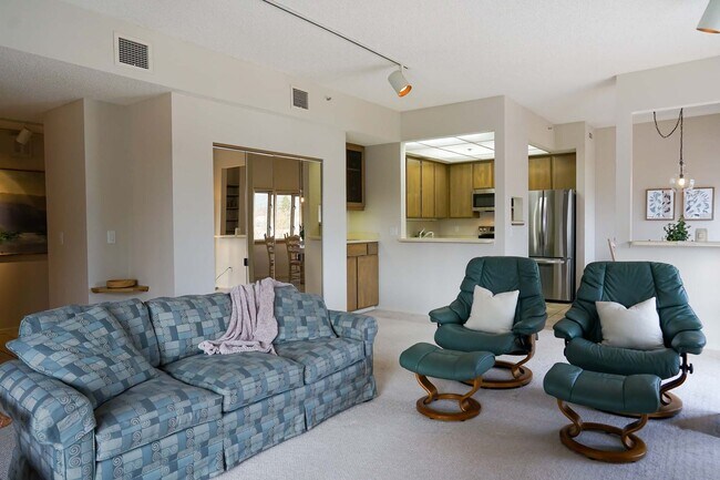 Foto del edificio - CDA NORTH CONDO - JUST LISTED ONE BEDROOM CONDO!