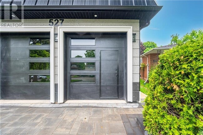 Building Photo - 527 Vyner Crescent