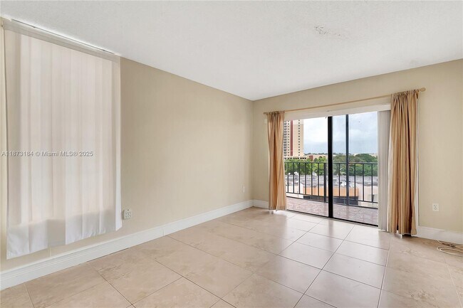 Foto del edificio - 9682 Fontainebleau Blvd
