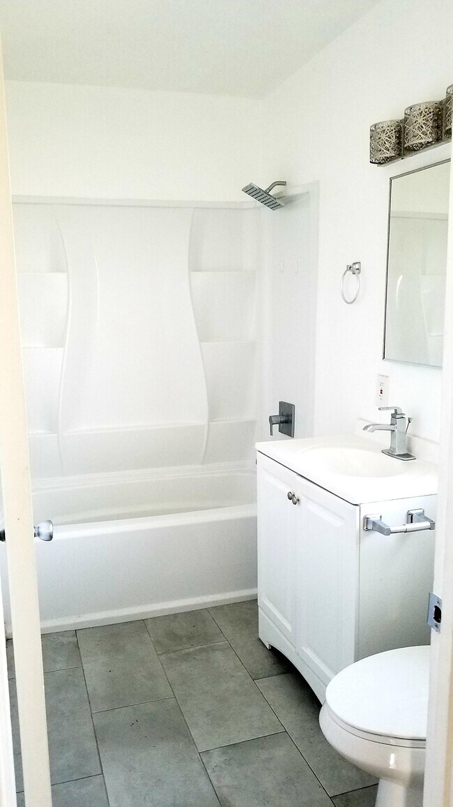 Bathroom - 3213 Bartdon Ave