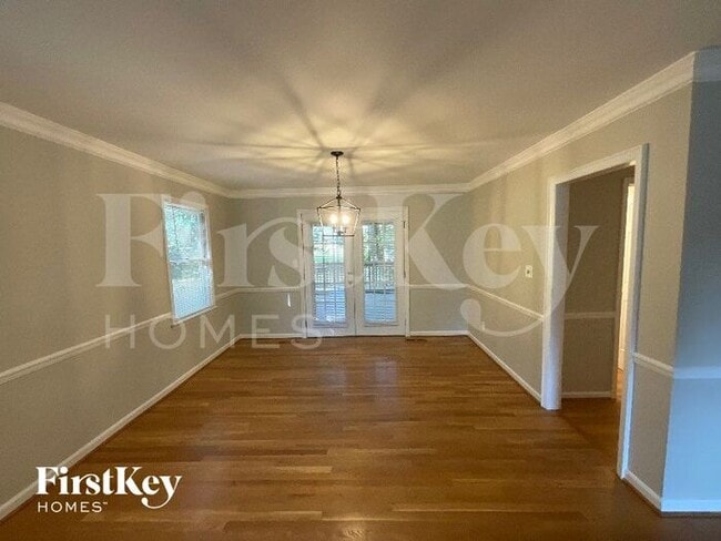 Building Photo - 732 Luxbury Rd
