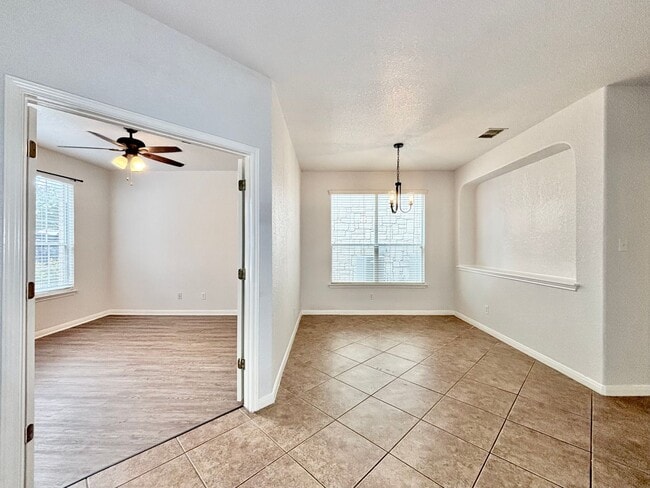 Building Photo - Gorgeous 5 Bedroom Home in Gated Community in Stone Oak!