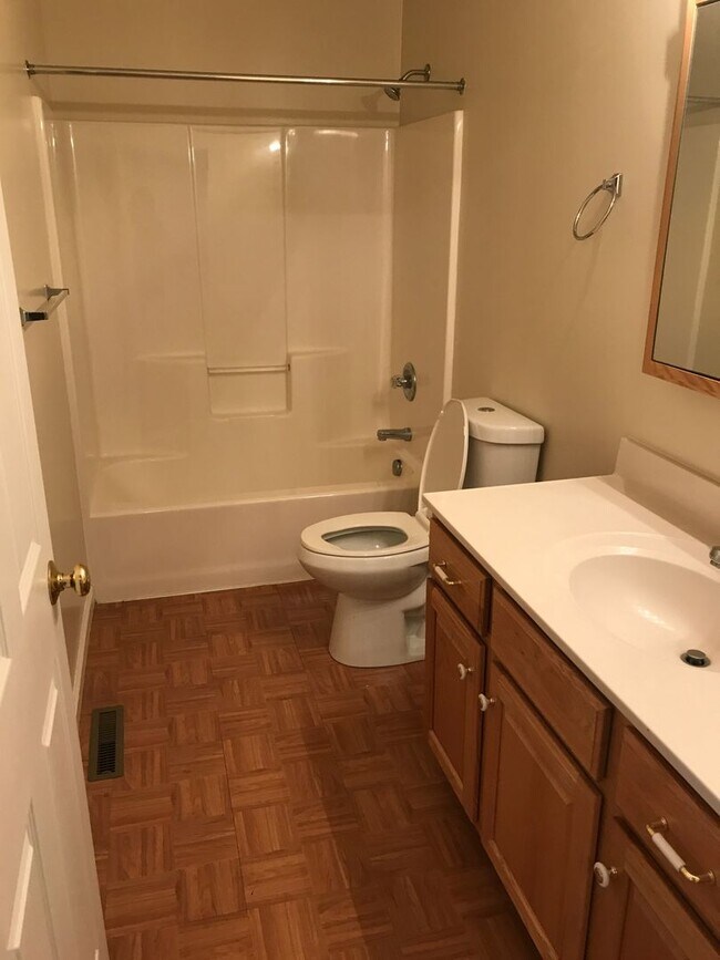 Foto del edificio - Spacious 3 bedroom 2.5 bedroom townhouse available early January!