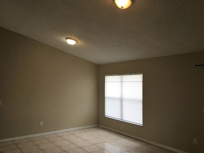 Building Photo - 202 S Somerset Ct