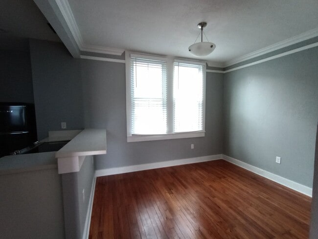 Building Photo - 127 David St