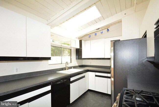 Building Photo - 3421 Gallows Rd