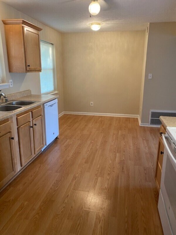 Building Photo - 4015 Tally Ho Court