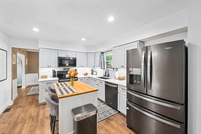 Building Photo - 3700 Dinsmore Castle Dr