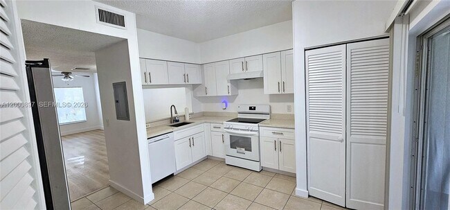 Foto del edificio - 46 Simonton Cir