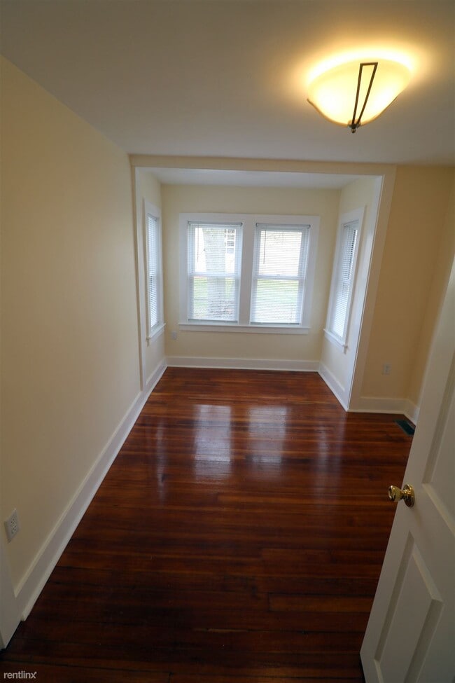 Building Photo - 2 br, 1 bath  - 214 W Main St Apt 1