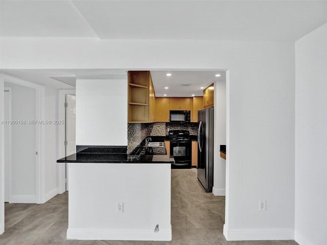 Building Photo - 10350 W Bay Harbor Dr