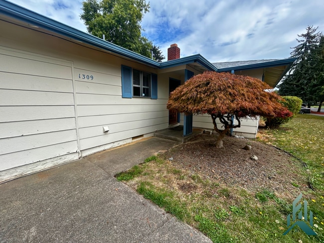 Building Photo - 1309 31st Ave SE