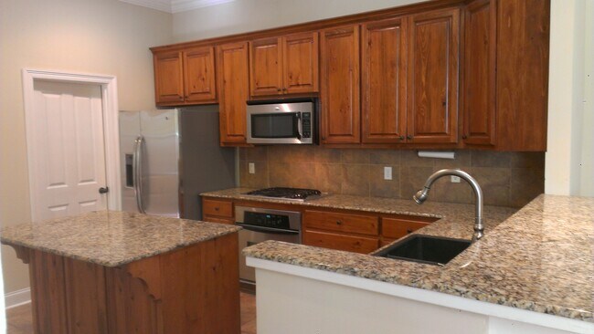 Building Photo - Beautiful Luxury Unit in Gated Community