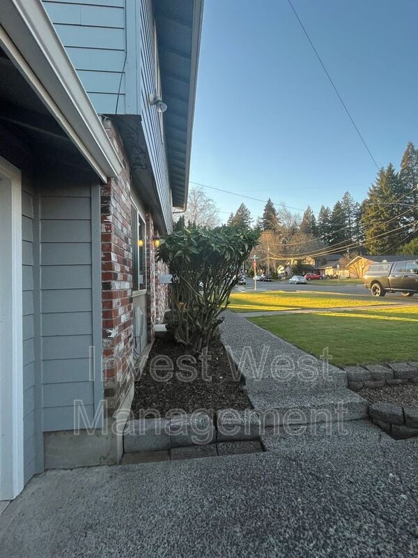 Building Photo - 710 NE 15th Ave