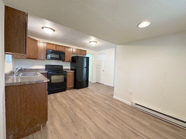 Building Photo - Pet Friendly 3 Bedroom Charmer located behind Corbett Field!
