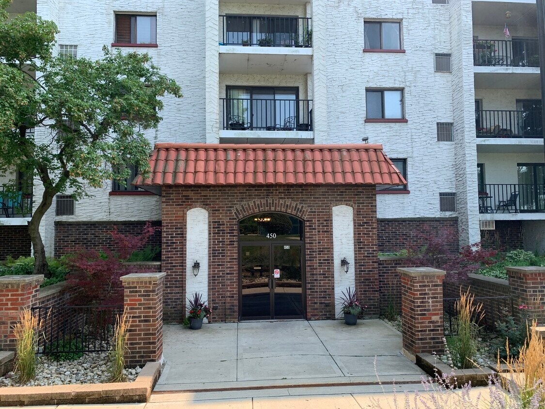 Primary Photo - 450 Plum Creek Dr