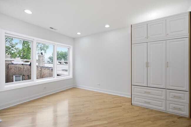 Foto del edificio - 2619 N Harding Ave