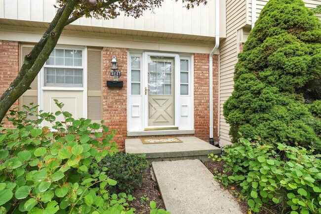 Foto del edificio - 5141 Buckingham Pl Dr