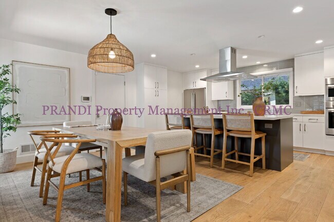 Foto del edificio - Modern Luxury Meets Timeless Charm in This...