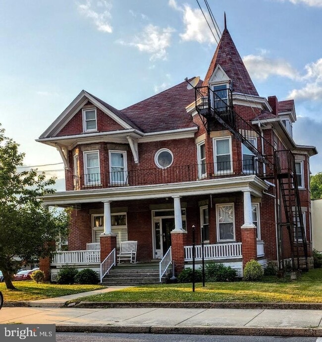 Building Photo - 233 E Pitt St