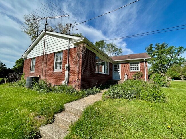 Building Photo - Beautiful 3 Bedroom, 2 Bath Home with Larg...