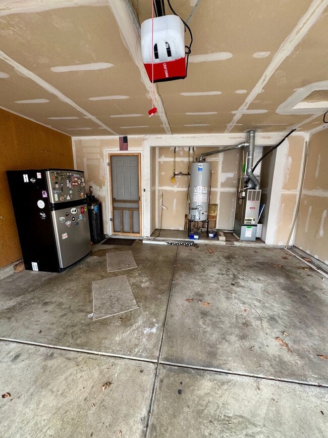 Foto del edificio - Southside 3/2 home with attached 2 car garage