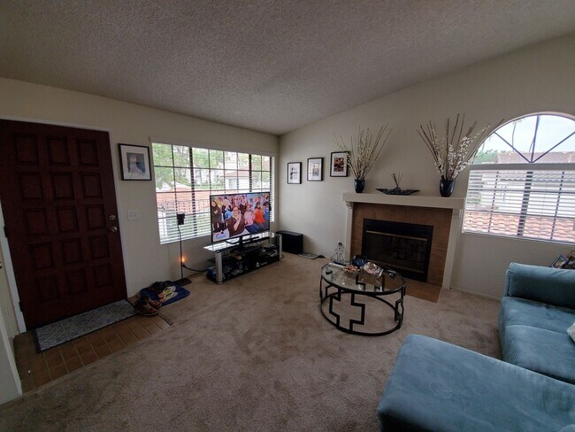 Foto del edificio - Beautiful 2BD/2BA Townhome in the Heart of University City - 2 Car Garage - Washer/Dryer - Quiet ...